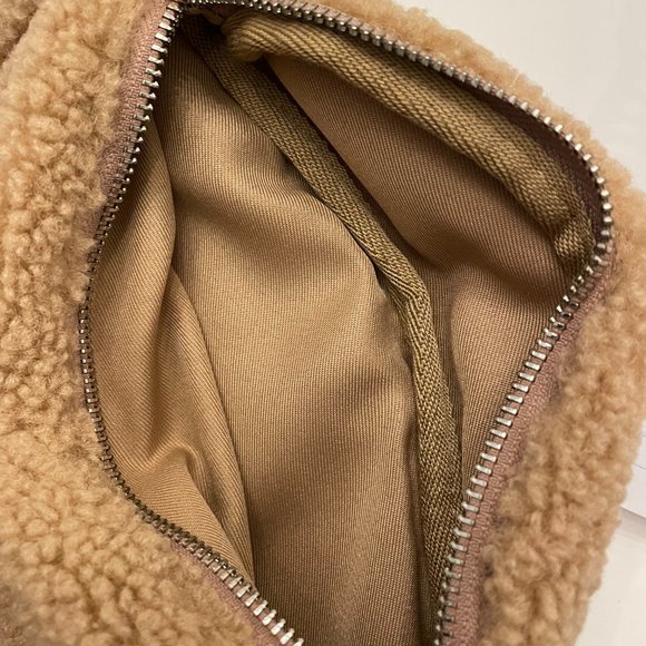 Gap NWT Sherpa Belt/Cross body bag - Picture 3 of 4